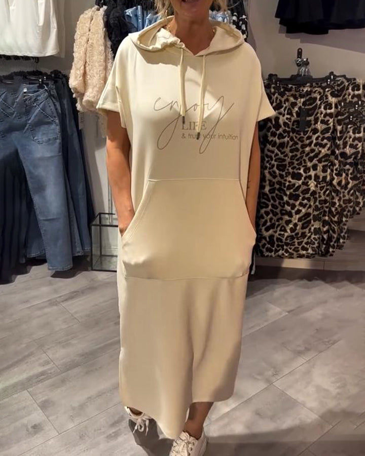 Hiba™ | Avslappet kjole med hette og feminin passform