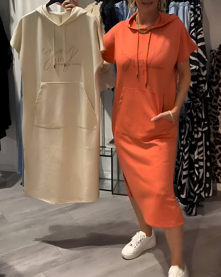 Hiba™ | Avslappet kjole med hette og feminin passform